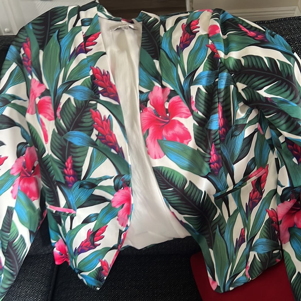 Very Unique Blazer with a tropical print in combination of jeans or white pants.
